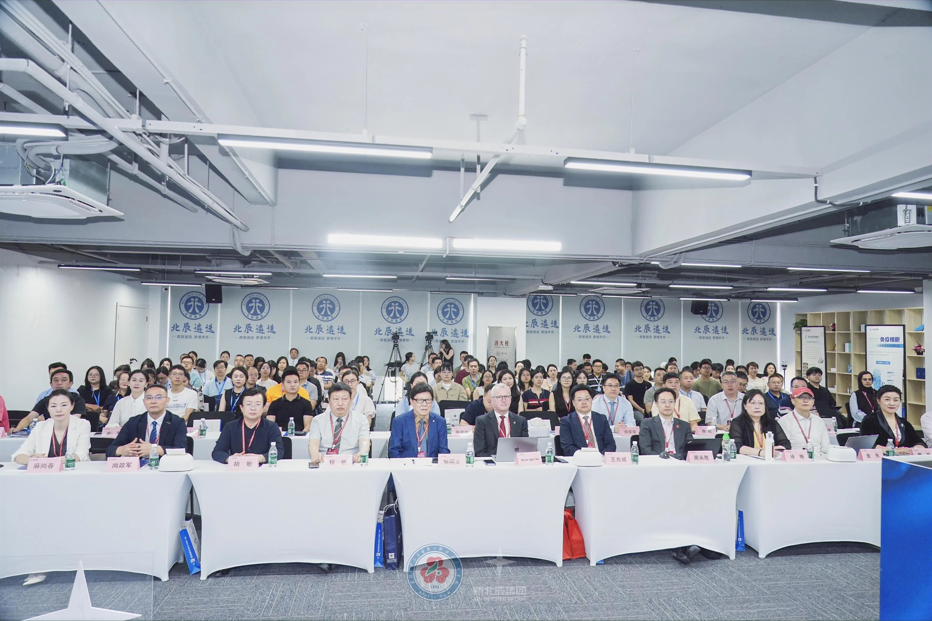 2025口腔医学学术领导力前沿论坛在新北辰圆满落幕，200顶